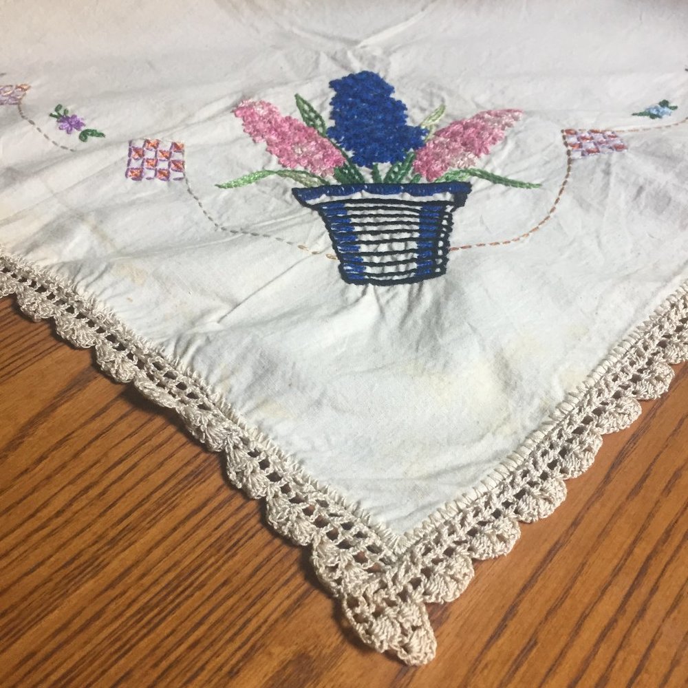 VTG Embroidered Tablecloth 4 Napkins Lilacs - Picture 3 of 15